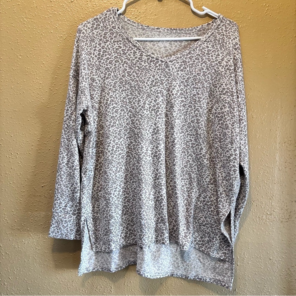 American Eagle Leopard Print V-Neck Long Sleeve High-Low Top Tan Gray XS